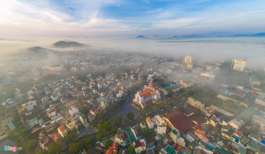 Nhà thờ Dòng chúa cứu thế lọt thỏm giữa luồng ánh sáng và hơi sương bảng lảng.