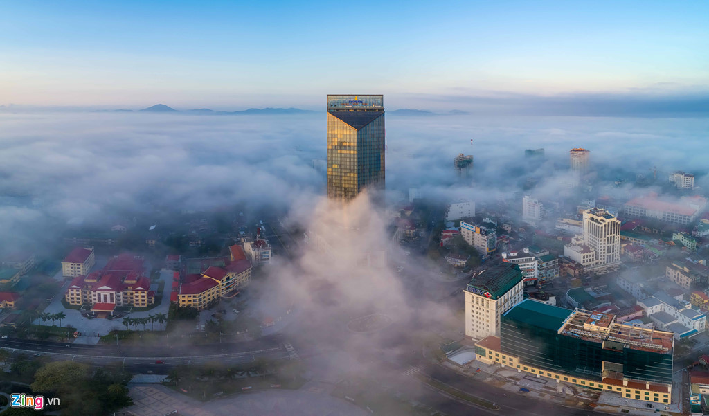 Tòa nhà cao nhất Huế với 33 tầng như được sương cuốn quanh khu vực từ tầng 11 đến 15, tạo nên khung cảnh kỳ ảo.