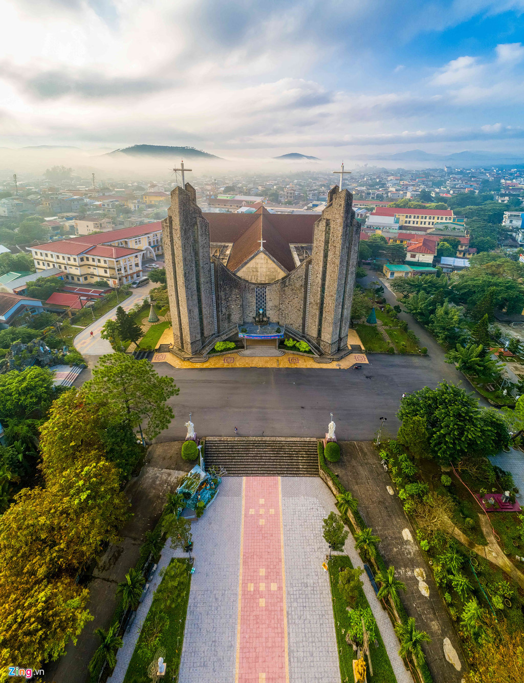 Khu vực nhà thờ Chính tòa một ngày tháng 2. Từ trên cao, bạn dễ dàng nhìn thấy sương mờ xa xa đang ôm ấp các dãy núi.
