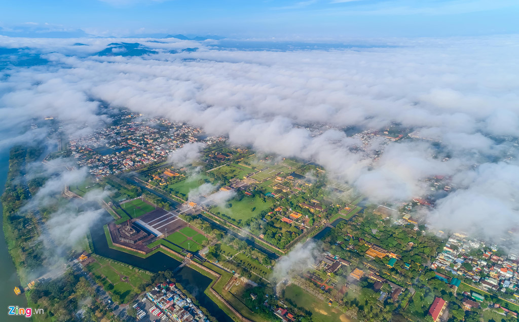 Khu vực Đại Nội là nơi thường xuất hiện nhiều sương nhất. Những hạt sương dày kết thành các đám mây, tạo hình cuồn cuộn như con sóng từ xa vỗ vào bờ sông Hương huyền thoại.