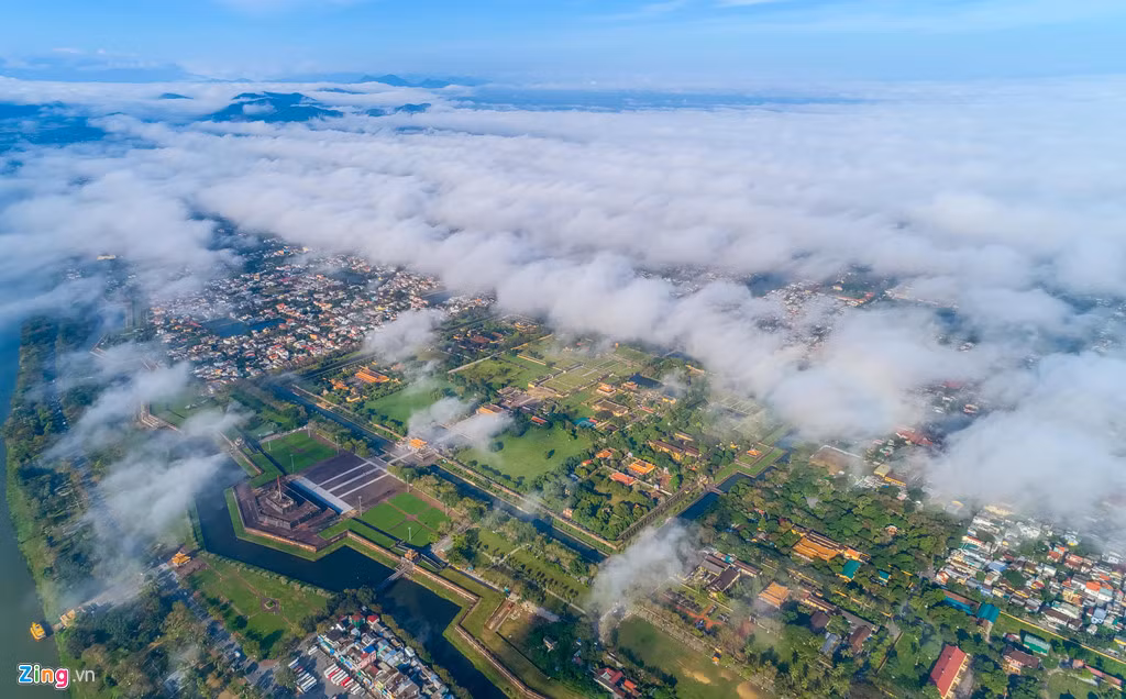 Khu vực Đại Nội là nơi thường xuất hiện nhiều sương nhất. Những hạt sương dày kết thành các đám mây, tạo hình cuồn cuộn như con sóng từ xa vỗ vào bờ sông Hương huyền thoại.