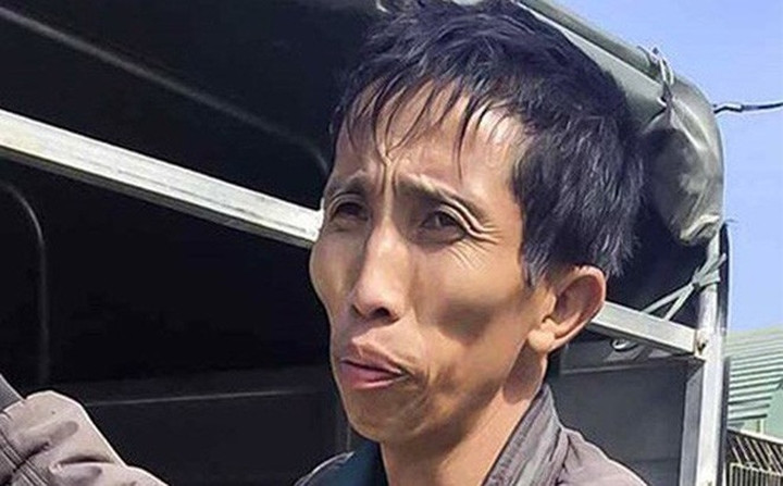 2. Bùi Văn Công (44 tuổi, trú tại xã Thanh Nưa, huyện Điện Biên) bị khởi tố về hành vi giết người, hiếp dâm, cướp tài sản, tàng trữ chất ma túy và giữ người trái pháp luật.