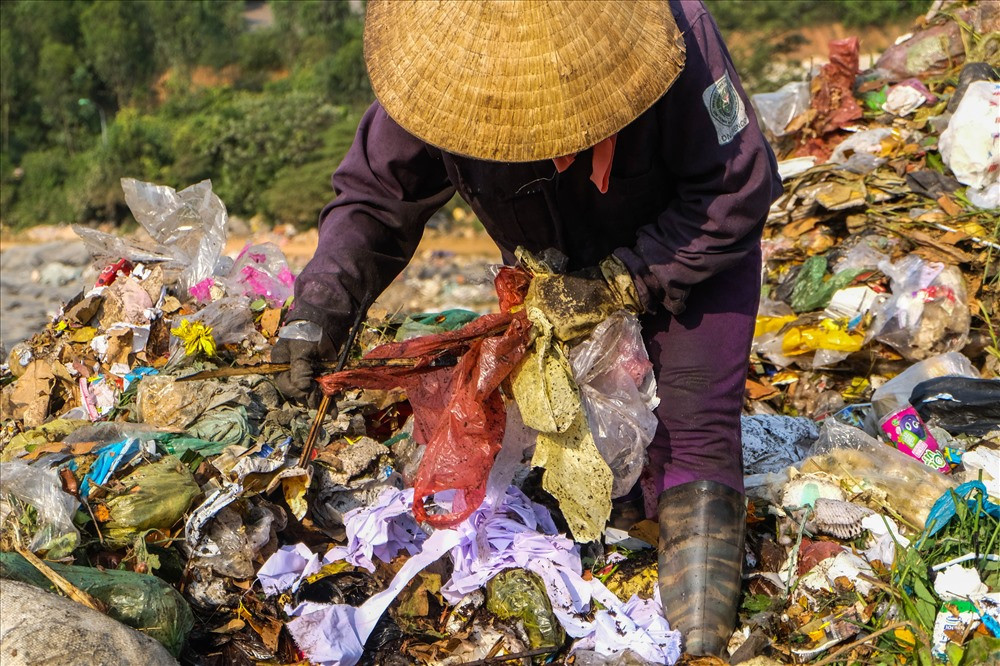 Khi chúng tôi đến đây, những phụ nữ mưu sinh họ rất vui vẻ nói chuyện nhưng không bao giờ để lộ họ tên đầy đủ của mình, gương mặt lúc nào cũng bịt kín vì thẹn thùng bởi cái nghề nhặt rác.