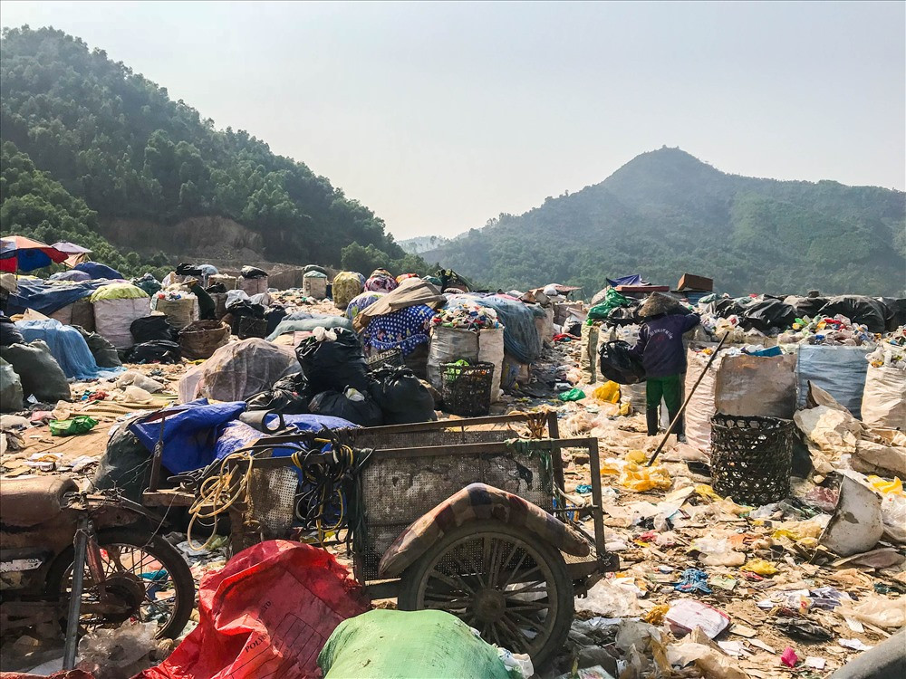 Bãi tập kết “chiến lợi phẩm” thu được từ bãi rác.