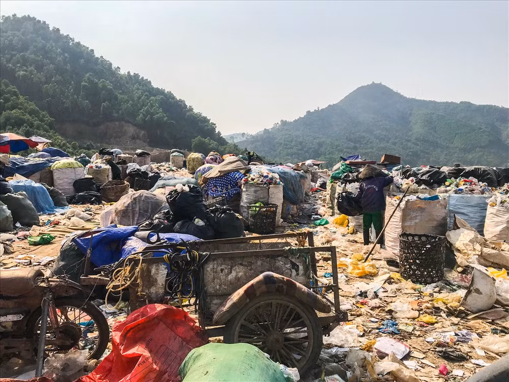 Bãi tập kết “chiến lợi phẩm” thu được từ bãi rác.