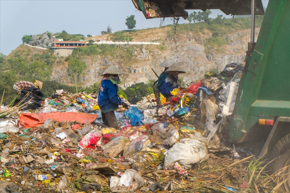 Bất chấp cái nắng nóng của miền Trung, mùi hôi thối và cả nước rỉ rác chảy ra, những người phụ nữ luôn nhanh tay tiến hành đào bới, nhặt ve chai trong những bãi rác. Với hi vọng kiếm thu nhập từ 50.000 đồng đến 150.000 đồng mỗi ngày trang trải cho cuộc sống gia đình. Thậm chí, có một số người dựng chòi tạm bợ ngay tại bãi rác để nghỉ ngơi và thuận tiện cho công việc.