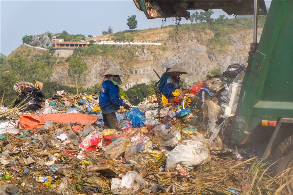 Bất chấp cái nắng nóng của miền Trung, mùi hôi thối và cả nước rỉ rác chảy ra, những người phụ nữ luôn nhanh tay tiến hành đào bới, nhặt ve chai trong những bãi rác. Với hi vọng kiếm thu nhập từ 50.000 đồng đến 150.000 đồng mỗi ngày trang trải cho cuộc sống gia đình. Thậm chí, có một số người dựng chòi tạm bợ ngay tại bãi rác để nghỉ ngơi và thuận tiện cho công việc.