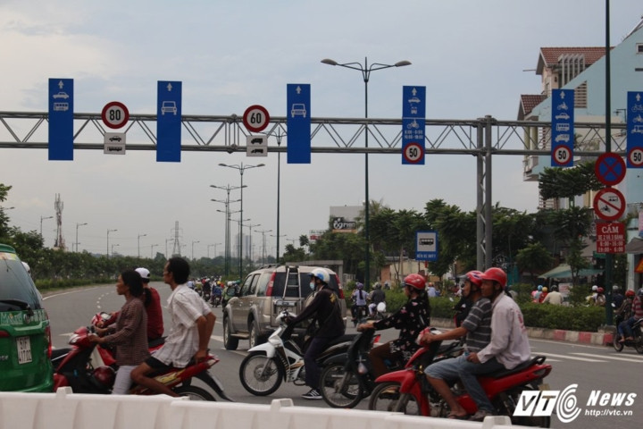 Trên đại lộ Phạm Văn Đồng, đại lộ Võ Văn Kiệt dù được thiết kế như đường cao tốc, cho phép xe ưu thông tốc độ cao nhưng lại có nhiều nút giao nhau với những nhánh đường dân sinh. Sự bất cập này đã trở thành nguyên nhân của nhiều vụ tai nạn giao thông, va quẹt và ùn tắc giao thông.