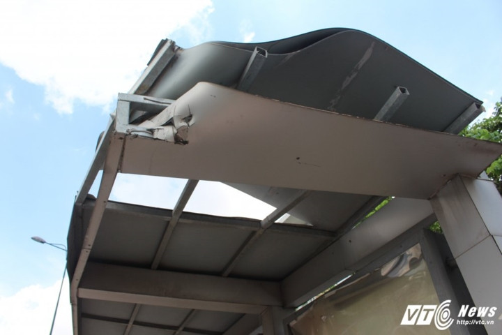 Mái tôn méo mó, rách nát.