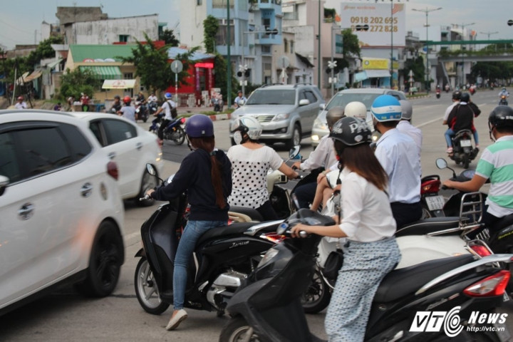 Nút giao với đường sắt trên đại lộ Phạm Văn Đồng được xem là điểm đen của tai nạn giao thông.