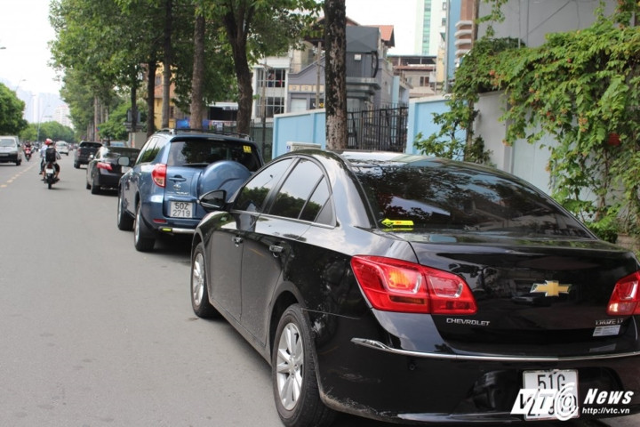 Đậu xe ô tô dưới lòng đường trên đường Hoàng Sa như chỗ không người. 