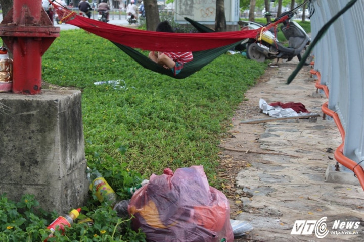 Mắc võng ngủ trưa, xả rác trên vỉa hè.