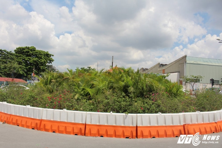 Nút giao trên đại lộ Phạm Văn Đồng trồng cây che các phương tiện lưu thông qua lại khiến nhiều tài xế không quan sát hết được các phương tiên qua lại gây nguy cơ va chạm.