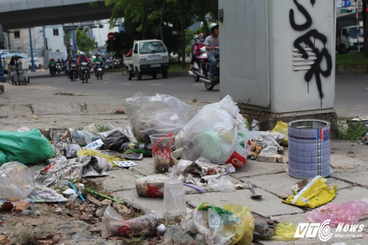 Rác thải tràn ngập trên vỉa hè đại lộ Võ Văn Kiệt.