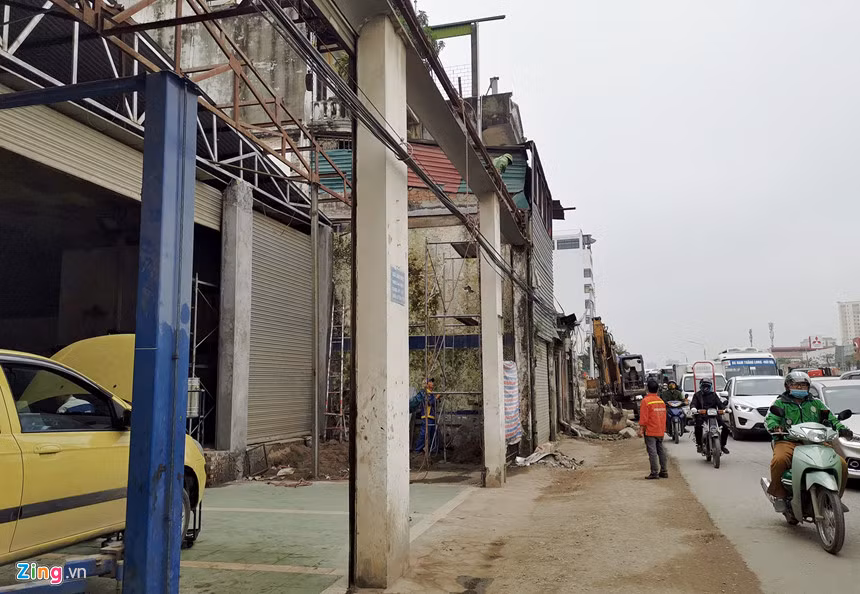 Còn nhiều nhà dân bên phía phường Xuân Đỉnh chưa bàn giao mặt bằng cho đơn vị thi công. Theo lực lượng CSGT, nhiều đoạn mặt đường chỉ còn rộng chưa đến 5 m trong khi yêu cầu để giảm ùn tắc phải từ 7 đến 14 m.