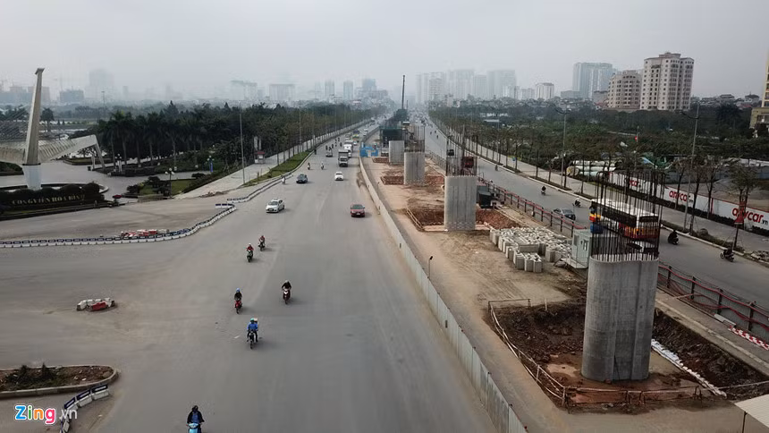 Cách vị trí ùn tắc khoảng 500 m, đoạn đường phía trước công viên Hòa Bình luôn thông thoáng do công tác giải phóng mặt bằng đã hoàn tất. Hai bên đường được lát vỉa hè và trồng cây xanh.