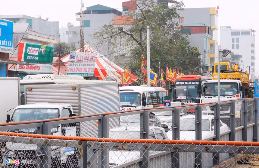 Trao đổi với Zing.vn, lãnh đạo Đội CSGT số 6 phụ trách tuyến đường này cho biết tình trạng ùn tắc nghiêm trọng hơn khi đơn vị thi công rào phần diện tích giữa đường để làm cầu cạn vành đai 3 trên cao. Quân số của đội 6 phải ứng trực từ sáng đến tối tại nút giao Tân Xuân - Phạm Văn Đồng để giải quyết ùn tắc.