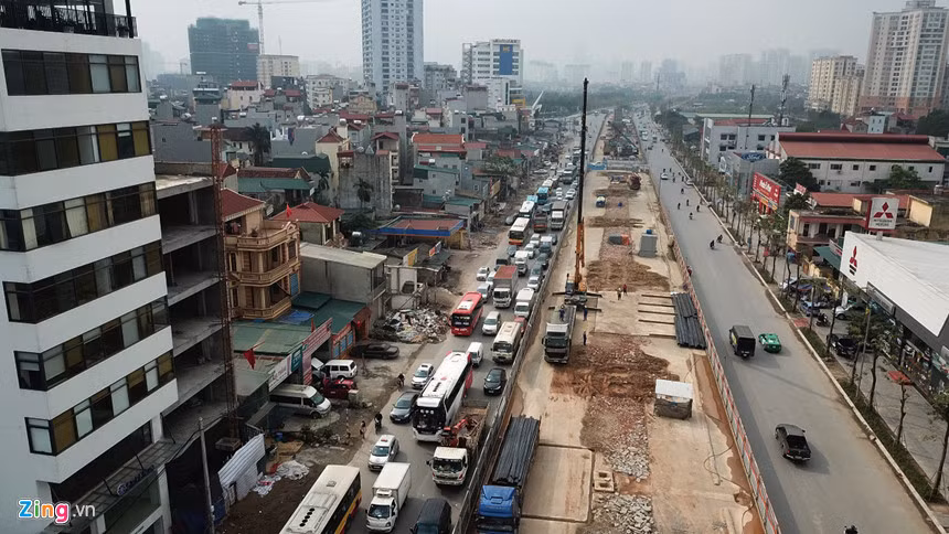 Dự án mở rộng đường vành đai 3 đoạn từ cầu vượt Mai Dịch đến chân cầu Thăng Long khởi công ngày 5/10/2016, có tổng mức đầu tư 3.100 tỷ đồng. Tuyến đường dài 5,5 km được mở rộng mặt cắt ngang từ 56 m lên 93 m, mỗi bên 6 làn xe cơ giới và 5 cầu vượt đi bộ. Trong giai đoạn thi công, 1.300 cây xanh trên con đường này đã được di dời phục vụ cho dự án. Dự án đi qua địa bàn phường Mai Dịch, phường Dịch Vọng Hậu thuộc quận Cầu Giấy và phường Cổ Nhuế 1, phường Cổ Nhuế 2, phường Xuân Đỉnh thuộc quận Bắc Từ Liêm.