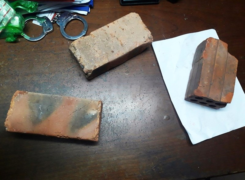 Bị nhắc nhở vi phạm, hai thanh niên dùng gạch tấn công cảnh sát - Hình 2 Bi nhac nho vi pham, hai thanh nien dung gach tan cong canh sat-Hinh-2
