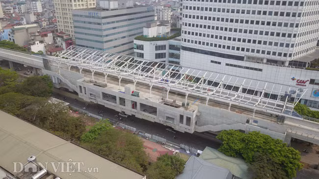 Nhà thầu đang thi công kết cấu thép cho phần mái và lắp đặt thiết bị trong nhà ga trên cao S1 – Nhổn, S2 - Minh Khai và S6 – Đại học Quốc gia. Khu vực Depot tại Nhổn đã hoàn thành 98% các hạng mục hạ tầng kỹ thuật và 50% các công trình tòa nhà. 