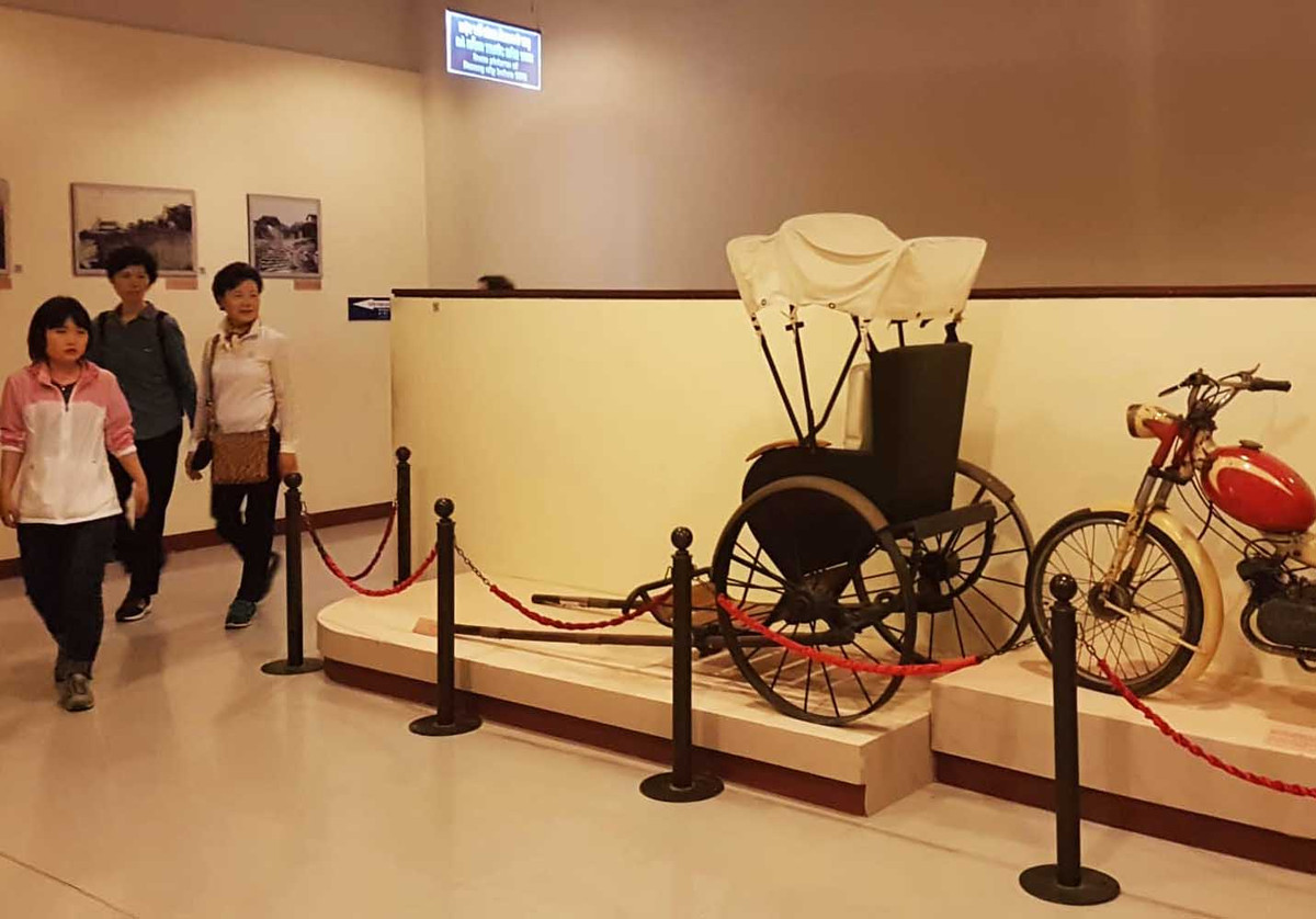 Du khach Trung Quoc tu y ngoi len xe trung bay o bao tang-Hinh-2