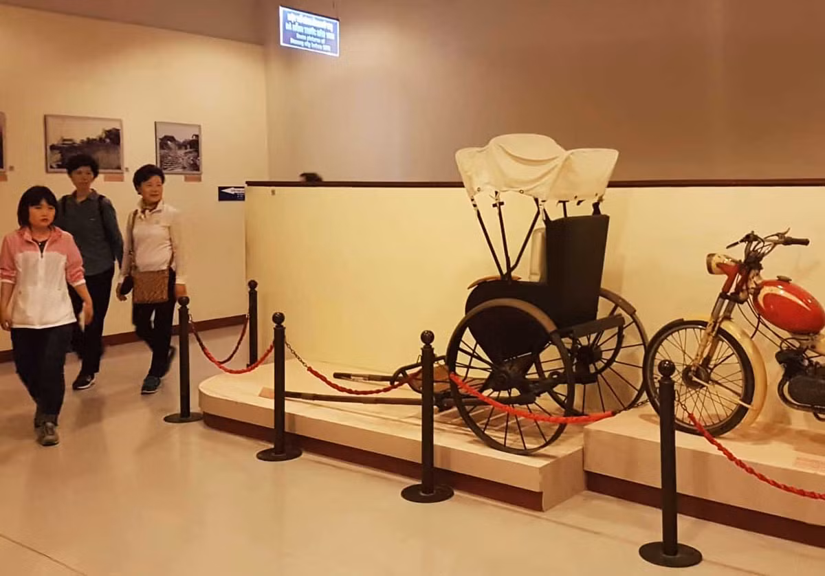 Du khach Trung Quoc tu y ngoi len xe trung bay o bao tang-Hinh-2