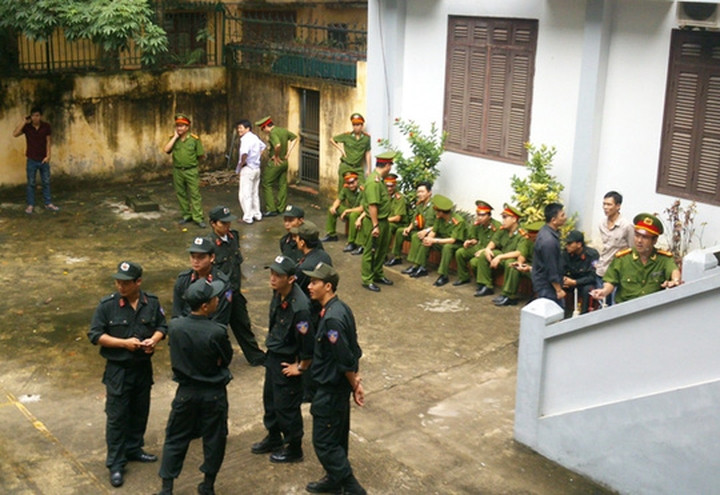 Khi thanh thế lớn dần, Tuấn chuyển sang cầm đồ, đặc biệt là làm "tín dụng đen", cho vay lãi nặng. Trong ảnh: Hàng chục chiến sĩ công an được huy động bảo vệ phiên tòa năm 2014 (ảnh: Người Lao động)