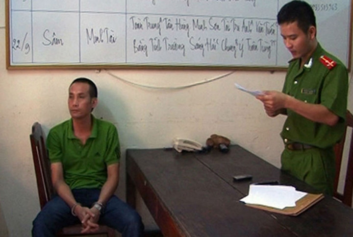 Theo Chính phủ, năm 2012 Tuấn “thần đèn” cùng một số người khác đã có hành vi đe dọa, đánh đập gây tổn hại sức khỏe của một người dân khi nạn nhân vay tiền với lãi suất cao nên mất khả năng trả nợ. (ảnh: Công an cung cấp)