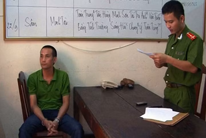 Theo Chính phủ, năm 2012 Tuấn “thần đèn” cùng một số người khác đã có hành vi đe dọa, đánh đập gây tổn hại sức khỏe của một người dân khi nạn nhân vay tiền với lãi suất cao nên mất khả năng trả nợ. (ảnh: Công an cung cấp)