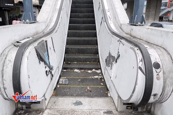 Cầu thang cuốn tại nhà ga đoạn Phùng Khoang chưa vận hành nhưng đầy rác thải. Các hạng mục như cầu thang, hệ thống mái che chưa được lắp ráp, chưa có hệ thống kết nối. Đặc biệt là thang cuốn lên xuống ở các nhà ga như Thanh Xuân, Phùng Khoang, Văn Quán (Hà Đông) dang dở với những tấm bạt phủ bảo vệ bề mặt vẫn còn nguyên. 