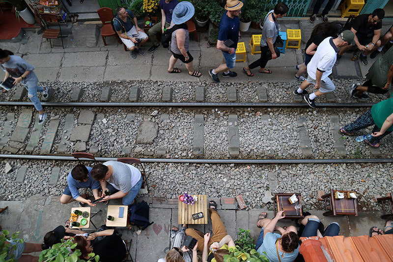 Sau khi đoàn tàu chạy qua, các bàn cà phê lại được dọn ra như trước đó.