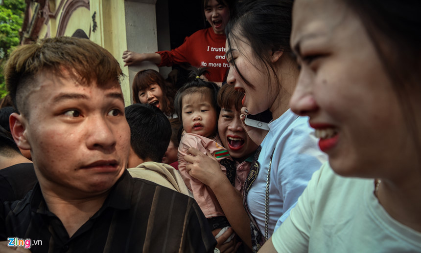 Trẻ em, phụ nữ la hét sợ hãi khi bị đám đông chen lấn xô đẩy.