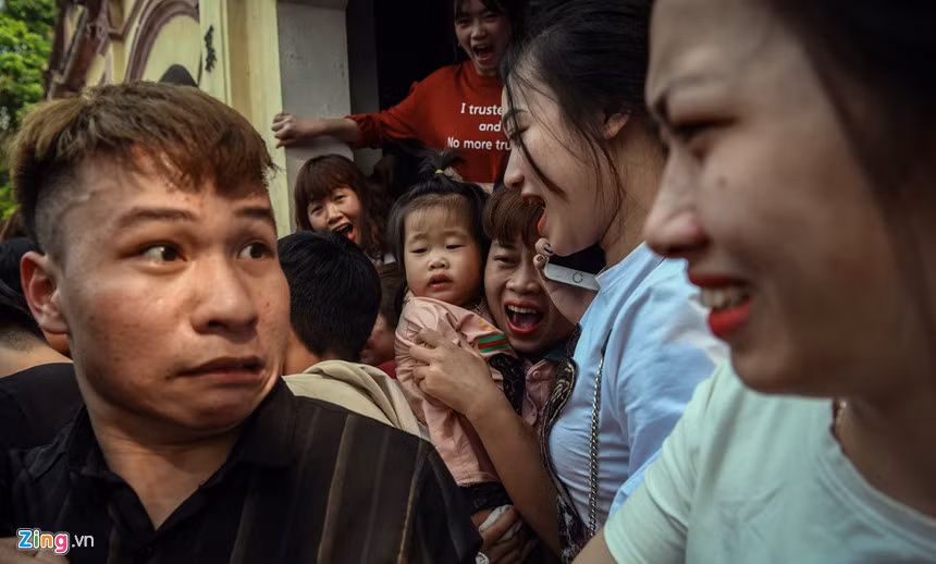 Trẻ em, phụ nữ la hét sợ hãi khi bị đám đông chen lấn xô đẩy.