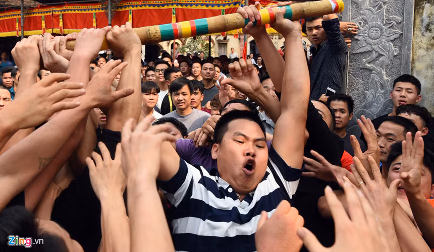 Theo luật chơi, có hai lượt giằng bông. Khi nào cây bông được một người duy nhất giơ thẳng đứng lên trời thì lượt chơi mới kết thúc. Nếu vẫn còn người khác cầm vào, cây bông sẽ tiếp tục được tranh cướp.