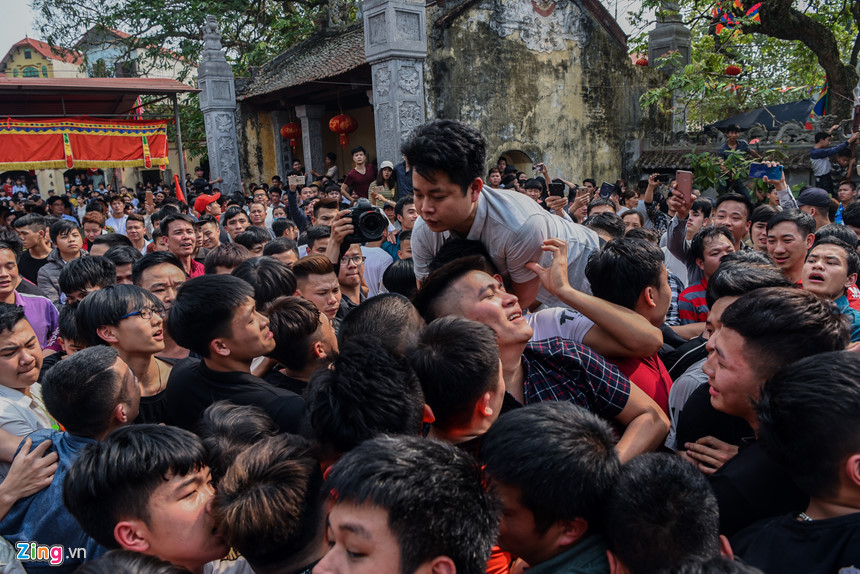 Ngay khi cây bông được chủ tế mang ra khỏi đình, hàng trăm thanh niên lao vào tranh cướp, giằng bông trên khoảng sân rộng chừng 300 m2.