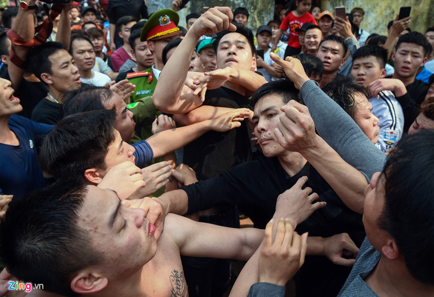 Tuy nhiên, nhiều pha đấm đá giữa các bên vẫn xảy ra.