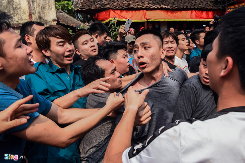 Rất nhiều tình huống va chạm đã xảy ra giữa các nhóm thanh niên khiến lực lượng công an, dân phòng và ban tổ chức phải can thiệp và ngăn cản những hành vi quá khích.