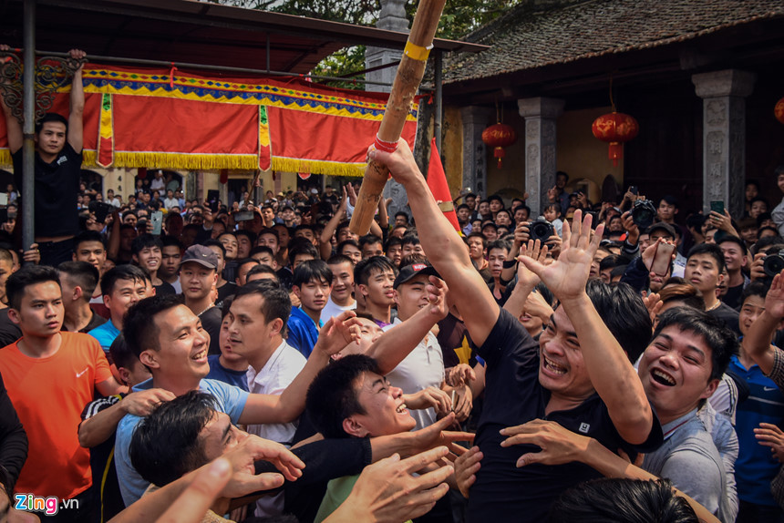 Khoảng gần 1 giờ tranh cướp, cây bông đầu tiên đã có chủ. Theo quan niệm ở lễ hội cướp cây bông, ai sẽ hoặc đang có gia đình mà giằng được cây bông thì năm đó sẽ sinh được con trai, gia đình gặp nhiều may mắn.