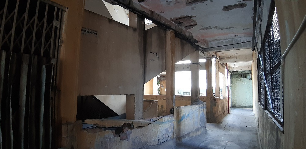 Chung cư hoang tàn, xuống cấp.