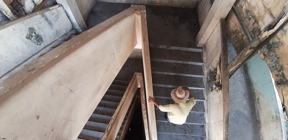 Theo người dân ở đây, ai cũng mong muốn được di dời, đền bù thỏa đáng để ổn định cuộc sống. 'Chúng tôi đêm ngủ lo lắm. Chỉ sợ ngộ nhỡ xảy ra chuyện không may...', một người dân bày tỏ.