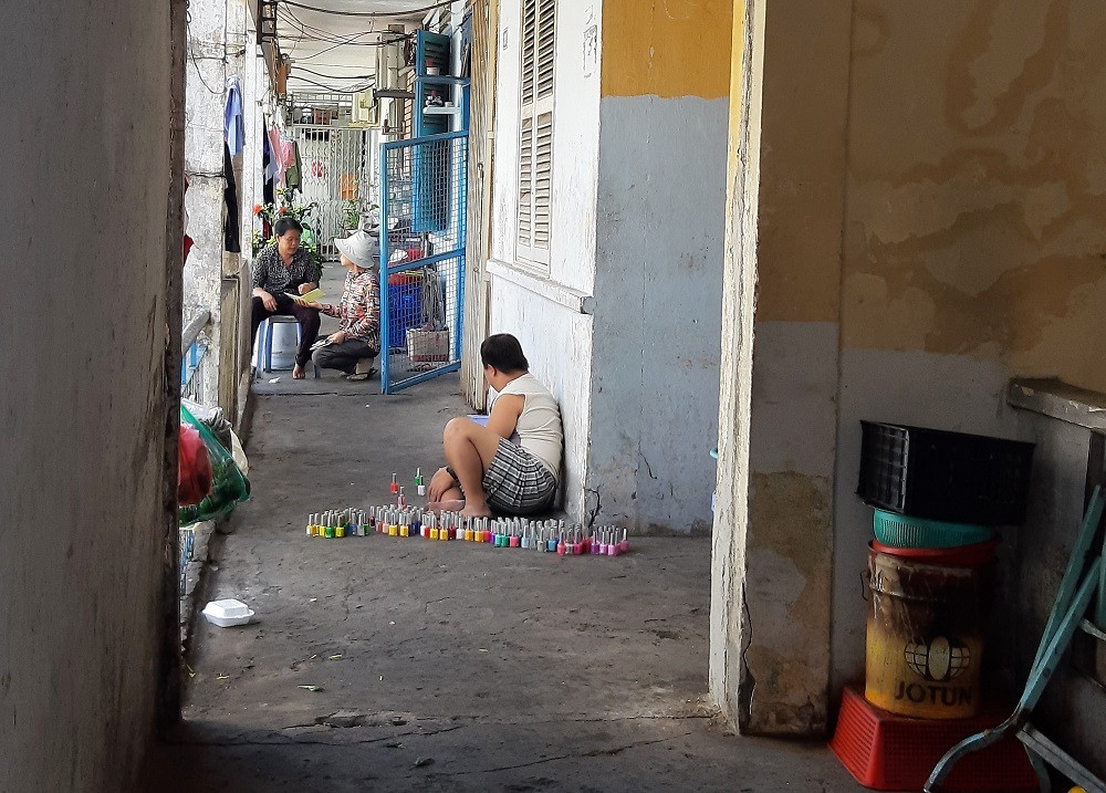 Nguy hiểm chờ chực nhưng người dân vẫn sống bám víu ở chung cư này.