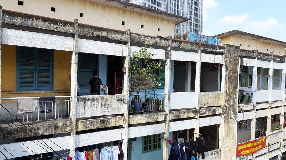 UBND TP HCM vừa chấp thuận chủ trương cho UBND quận 4 sử dụng 367 căn hộ tại chung cư Vĩnh Lộc B (huyện Bình Chánh), để lập phương án tạm cư cho hơn 600 hộ dân tại chung cư Trúc Giang và chung cư Khánh Hội. Trường hợp người dân không đồng ý tạm cư, quận sẽ ứng ngân sách để chi cho người dân tự lo nơi ở tạm.