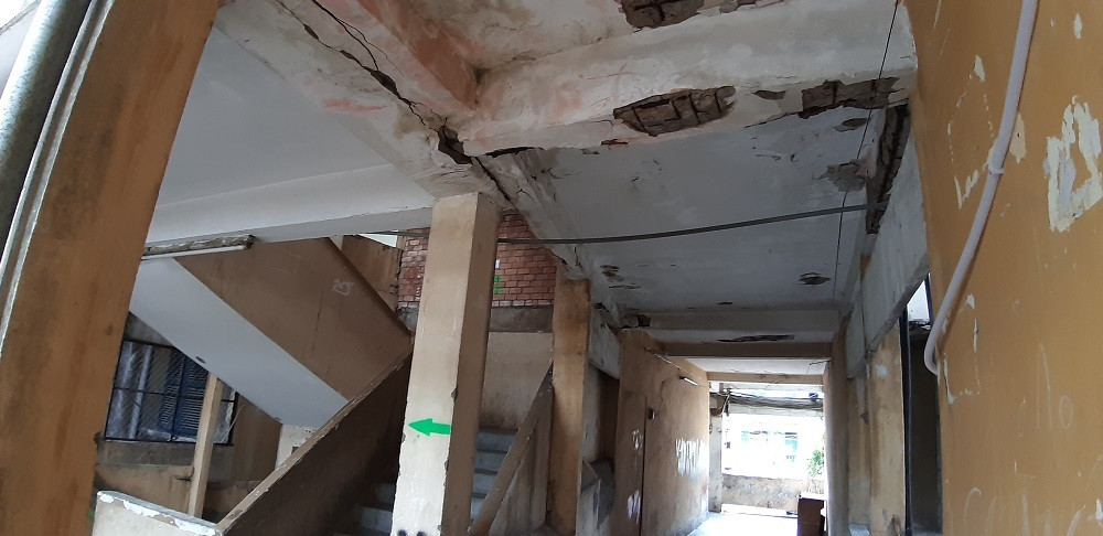 Vết nứt chằng chịt.