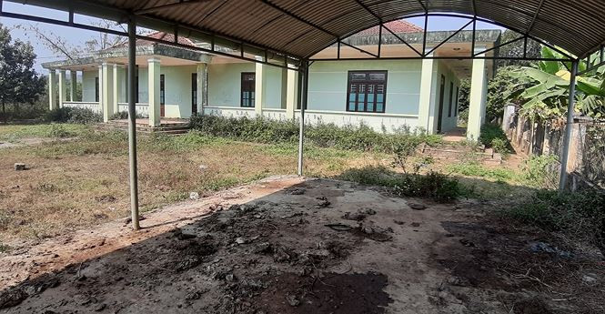 Khu vực nhà để xe và các hành lan tràn ngập phân gia súc. Các phòng như hội trường, phòng làm việc của trạm vẫn còn mới nguyên, bên trong còn sạch đẹp - Ảnh: Nguyễn Thành