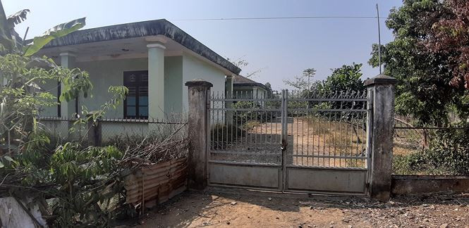 Theo phản ánh của người dân, công trình bề thế này đã bị bỏ hoang gần 2 năm nay sau khi Trạm kỹ thuật được chuyển về Trung tâm dạy nghề huyện Phước Sơn ngay cạnh đó. Vì bỏ hoang lâu ngày, không có người trông coi, nên nơi đây trở thành địa điểm các con nghiện đến chích hút ma túy -Ảnh: Nguyễn Thành