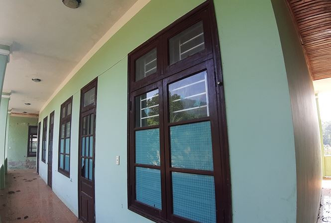 Thời gian qua, người dân khối 1 thị trấn Khâm Đức (huyện Phước Sơn – một trong số 61 huyện nghèo của cả nước được hưởng chương trình chính sách 30a của Chính phủ) về công trình Trạm kỹ thuật nông nghiệp huyện bề thế, quy mô được xây dựng bằng ngần sách, trị giá tiền tỷ vừa được xây dựng, sử dụng không bao lâu thì bỏ hoang. Nơi đây trở thành địa điểm cho con nghiện chích hút.