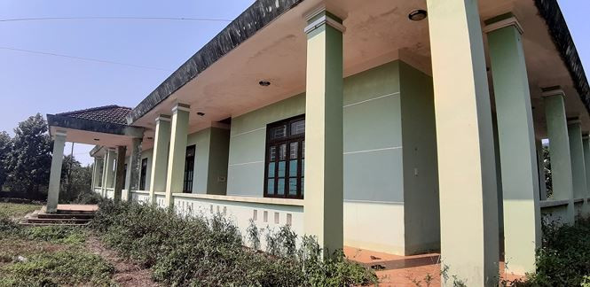 Công trình Trạm kỹ thuật nông nghiệp này được xây dựng cách đây 5 năm. Từ năm 2017, sau khi có chủ trương sát nhập Trung tâm dạy nghề và Trung tâm giáo dục thường xuyên nên dôi dư công trình Trung tâm dạy nghề (được xây dựng bằng vốn chương trình 30A của Chính phủ). Sau đó, Trạm kỹ thuật nông nghiệp được chuyển về Trung tâm dạy nghề và đổi tên thành Ttrung tâm kỹ thuật nông nghiệp huyện Phước Sơn - Ảnh: Nguyễn Thành