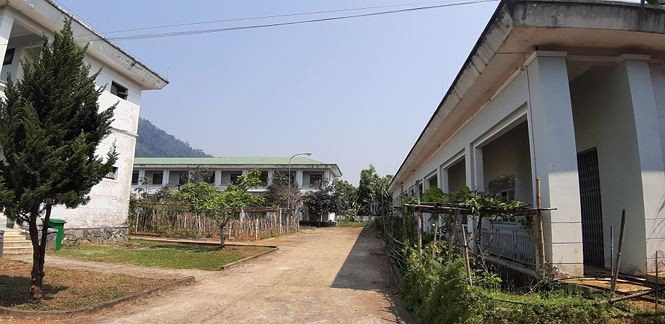 Cũng theo ông Hiệu, dù chuyển qua Trung tâm dạy nghề làm việc nhưng Trung tâm kỹ thuật nông nghiệp chỉ sử dụng dãy nhà hiệu bộ để làm trụ sở làm việc. Trong khi đó, các phòng chức năng ở đây cũng bỏ không hoặc chỉ làm nhà kho - Ảnh: Nguyễn Thành