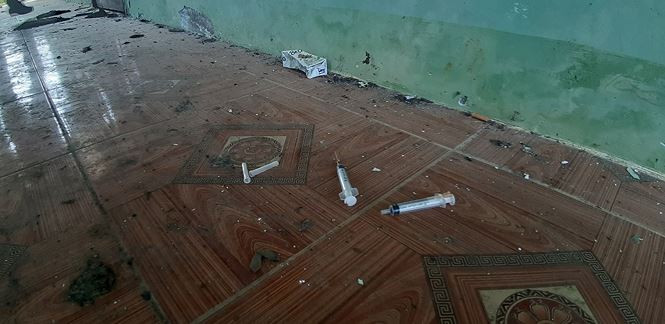 “Vì bỏ hoang, không có người trông coi nên trạm cũ trở thành địa điểm lý tưởng cho các con nghiện” ông Hiệu cho biết. Trong khi đó, người dân sống xung quanh tuyệt đối cấm con cái của mình vào ra khu vực này. Ông Nguyễn Quảng, Phó chủ tịch UBND huyện Phước Sơn cho biết: phản ánh của người dân về công trình bị bỏ hoang và trở thành điểm chích hút là rất đúng - Ảnh: Nguyễn Thành