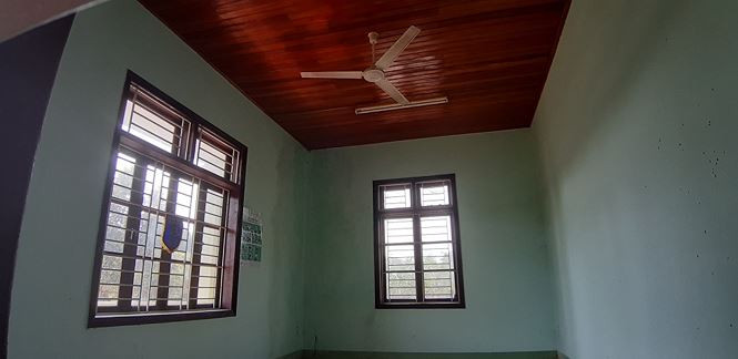 Một phòng làm việc vẫn còn mới nguyên. Phó chủ tịch UBND huyện Phước Sơn cho hay, hiện nay, huyện đang cho chủ trương cho cải tạo trạm để chuyển trường mầm non Sơn Ca gần đó về đây do khuôn viên của trường Sơn Ca không đảm bảo tiêu chuẩn - Ảnh: Nguyễn Thành